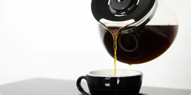 Kawa przelewowa - można ją przygotować z ekspresu przelewowego lub alternatyw.