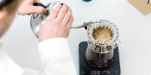 Parzenie kawy w Kalicie, jednej z alternatywnych metod.