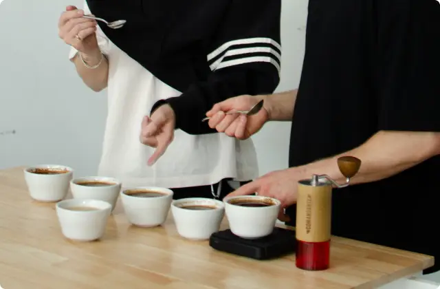 Cupping to degustacja kawy. Cuppingi robimy w palarni, aby ocenić kawę, ale też organizujemy wydarzenia z cuppingami dla gości współpracującymi z nami kawiarniami. 