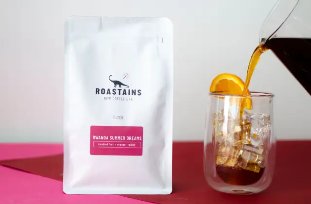 Cold brew, czyli kawa macerowana w zimnej wodzie. Zmielone ziarna mogą mieć kontakt z zimną wodą przez nawet 24 godziny, po tym czasie zostaje przefiltrowana. 